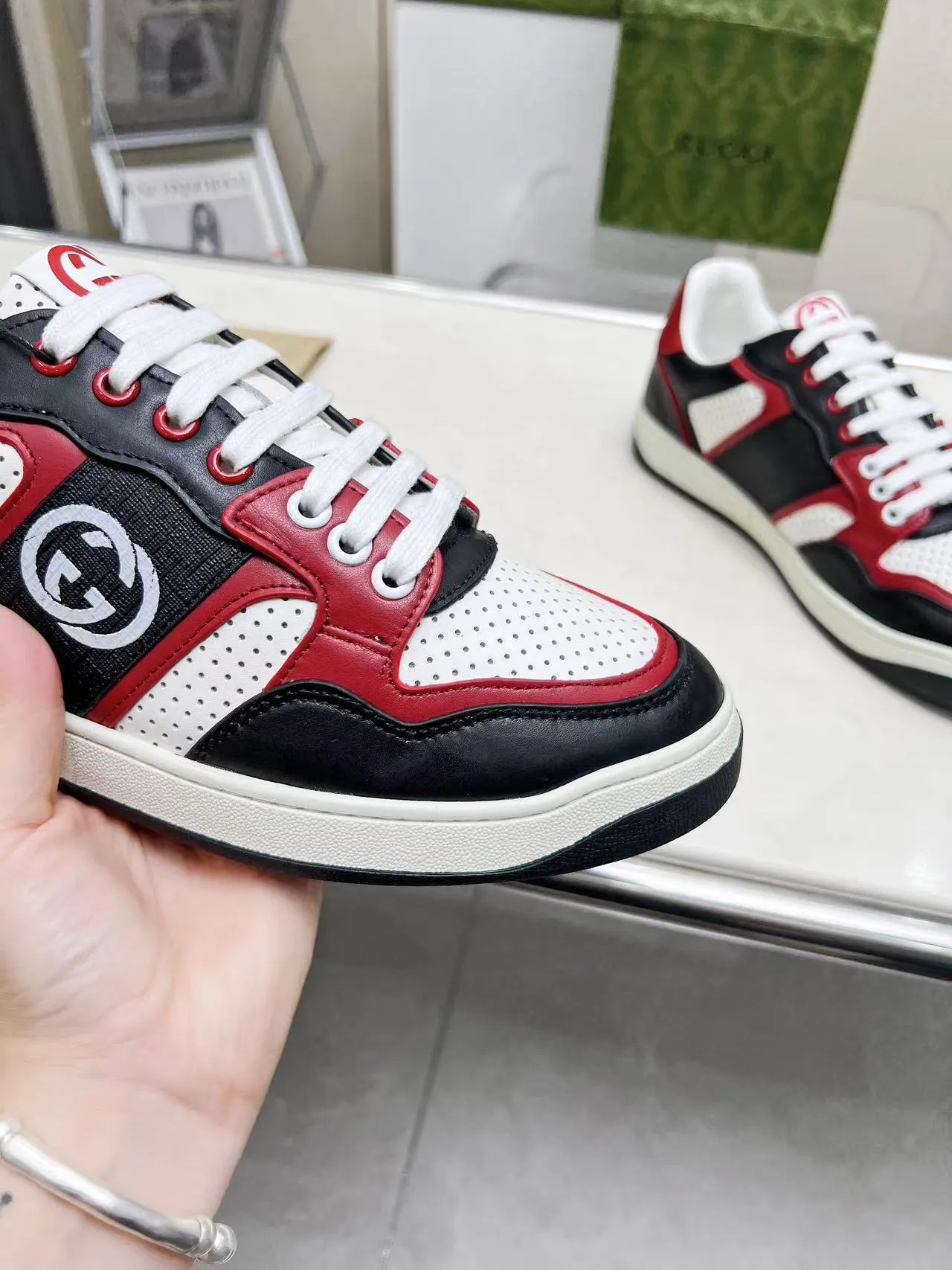 P620 💞💞Gucci G Home’s latest popular sports shoes, couple’s style, casual, retro white shoes 🌸🌸🌸 New popular series. The exquisite and compact interlocking double G logo romantically interprets the aesthetic concept of this series. Made of off-white leather, retro inspiration is cleverly blended into the sneaker design to reinterpret the brand logo. Exquisitely packaged at the delivery counter 🛍📦 ▪️Fabric: Original custom-made imported first-layer cowhide leather ▪️Lining: Original custom-made imported cowhide lining ▪️Outsole: Original molded two-color TPU outsole ▪️Size: Women's 35-40 / Men's 39-45
